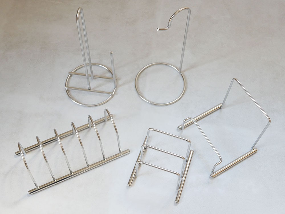 SALUSの18-8ステンレス製デイリー ペーパーホルダー。サイズは縦130mm×横130mm×高さ275mmの日本製キッチンツール