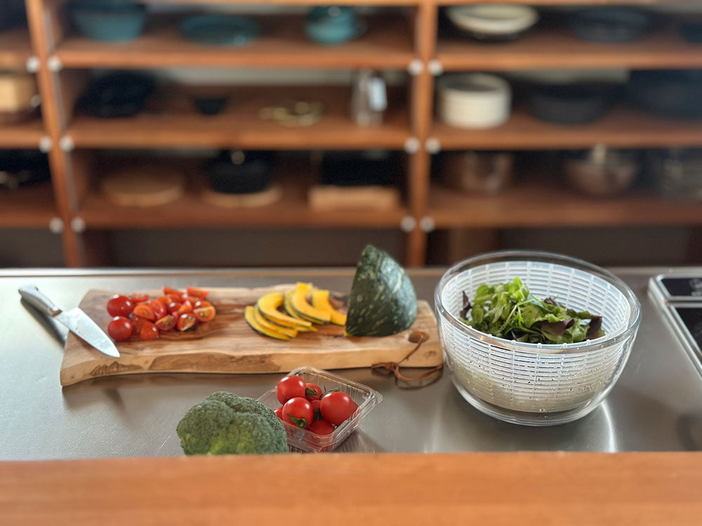 OXOオクソー製クリアサラダスピナー小、透明なボウルとステンレスフタが特徴のキッチン用洗浄スピナー