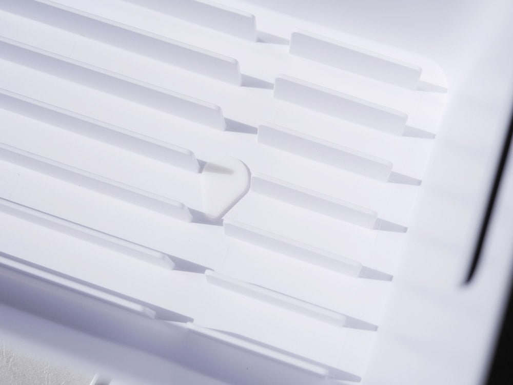 towerブランドのプラスチック製スリム水切りバスケット