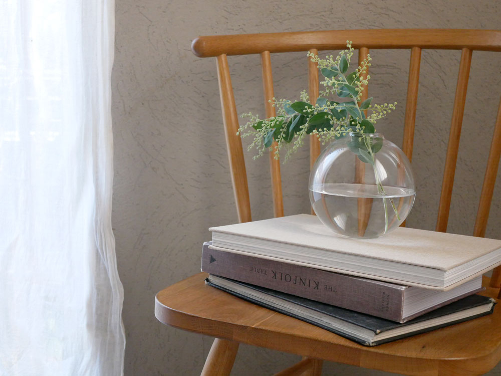 Sghrスガハラ製フィオラフラワーベース。ソーダガラスの手作り透明ガラスで、優雅なデザインが特徴。サイズはSSとSSSが用意されています。