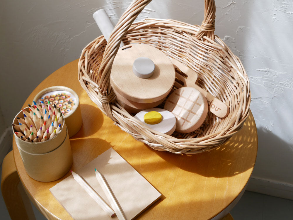 dou?のままごとがっき「pop pan」に含まれるバスケット、陶器カップ、食器、キッチン用品などのキッズ用プレイセット