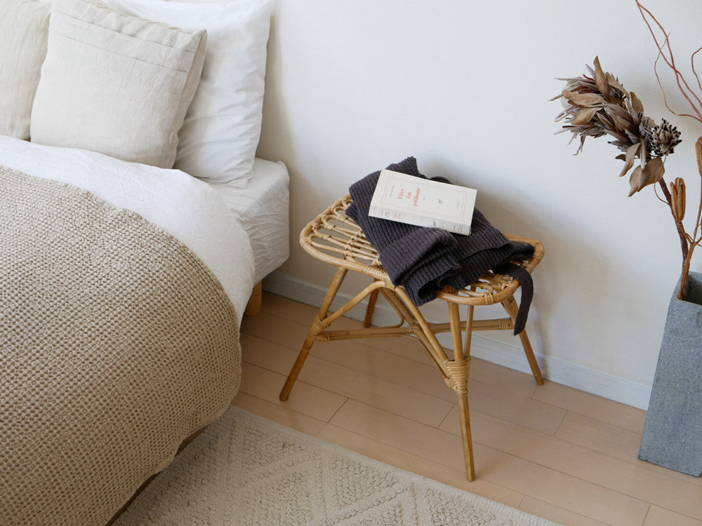 クレエのユグラ レクトスツール、皮付きラタン製