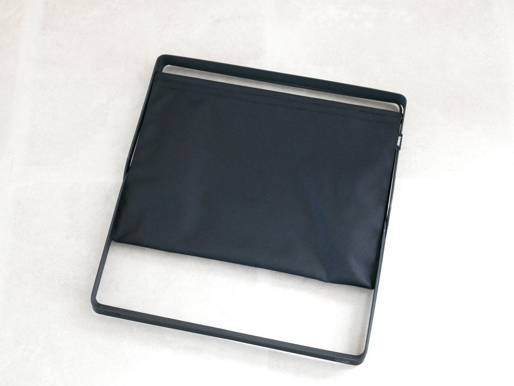 YAMAZAKI/tower製の銀色スチールフレームとレザー風ポリエステルバスケットを使用した手荷物収納ボックス、オフィス用品やガジェットを整理できる32リットルサイズ