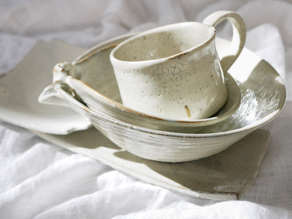 南窯ブランドの手作り荒粉引き隅切菓子皿。自然素材の陶器製でシンプルなデザインが特徴のテーブルウェア。