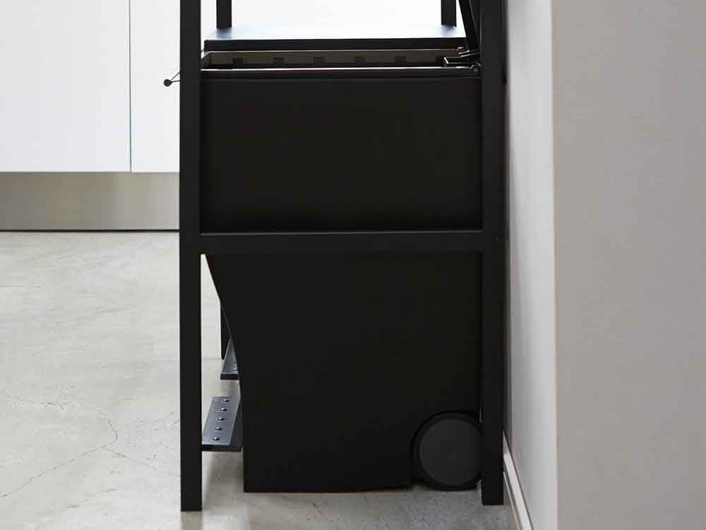 YAMAZAKI/tower製灰色スチールゴミ箱上ラック、高さ130cmで棚と天然木ハンガーバーを備えた収納キャビネット