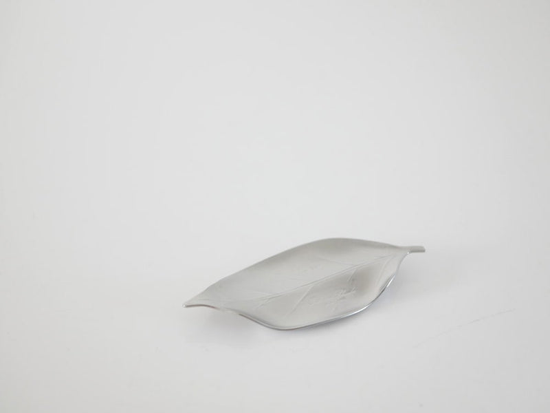 白いステンレス製の葉枝置き