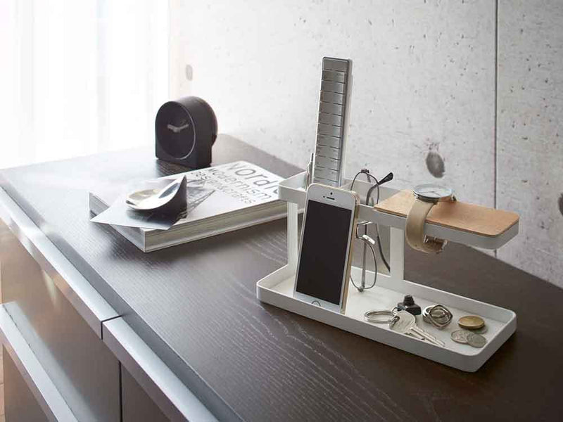YAMAZAKI製 towerデスクバー、銀色のスチール本体と天然木の天板を持つオフィス用デスクアクセサリー