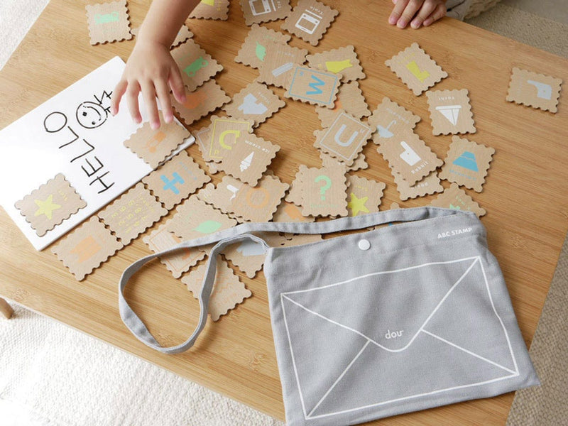 douブランドのABCスタンプセット。木製カード、アクリルボード、ショルダーバッグが一緒に展示されています