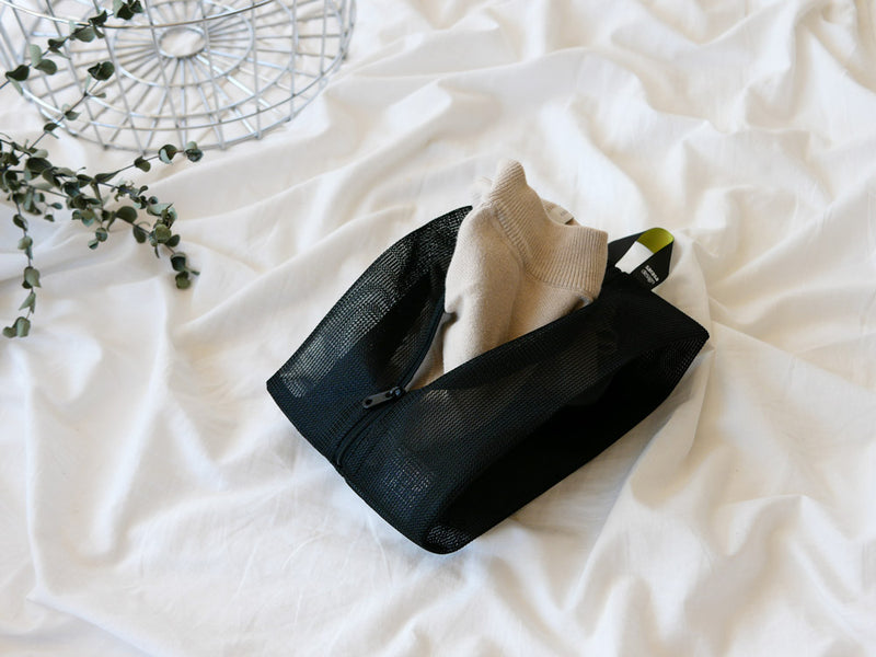 サラサデザインのランドリーネット ワイド、多サイズ展開のポリエステル製メッシュバッグに肩掛けストラップと柄パターンが特徴