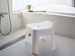 浴室に設置された引っ掛け風呂イス