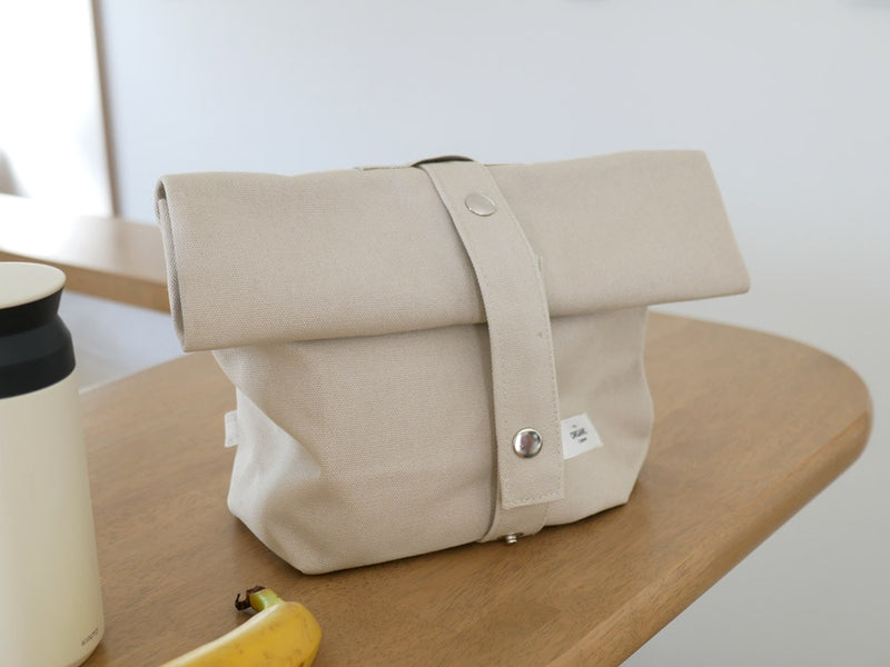 The Organic CompanyのSMALL BAG、オーガニックコットン100%ヘビーキャンバス素材でボタンが付いた小型バッグ