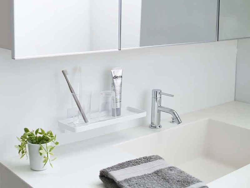 浴室に設置されたタワーのサニタリーラック