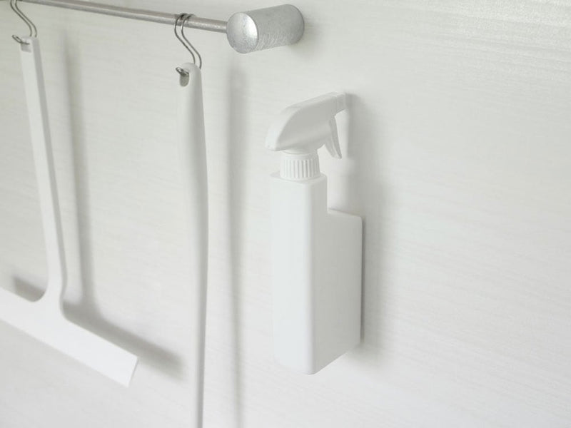 タワーの白いマグネットスプレーボトルが壁に取り付けられている