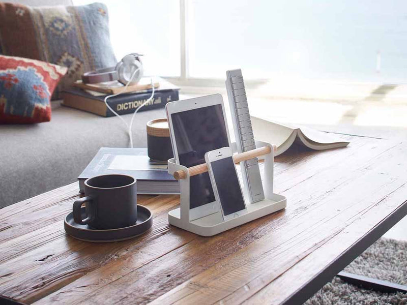 YAMAZAKI/tower製「tosca/トスカ」タブレット&リモコンラック、スチール素材のオフィス用スタンド