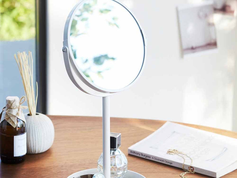 Yamazaki/towerの【tower/タワー】スタンドミラー&トレイ。スチール製フレームにフェルトマットと2mm厚ガラスミラーが組み合わさったホームデコ用アクセサリー。