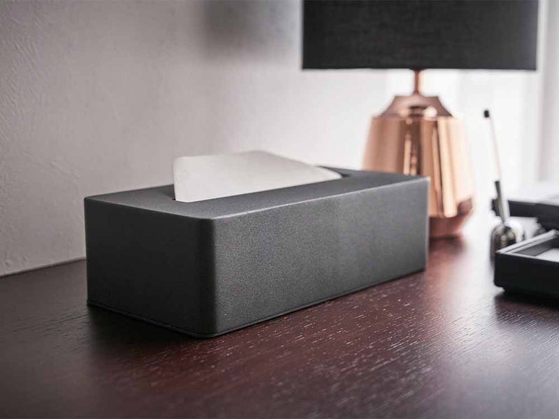 シンプルな銀色のタワー型ティッシュボックス