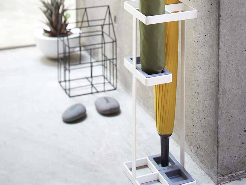 スチールと木材のタワー型アンブレラスタンド