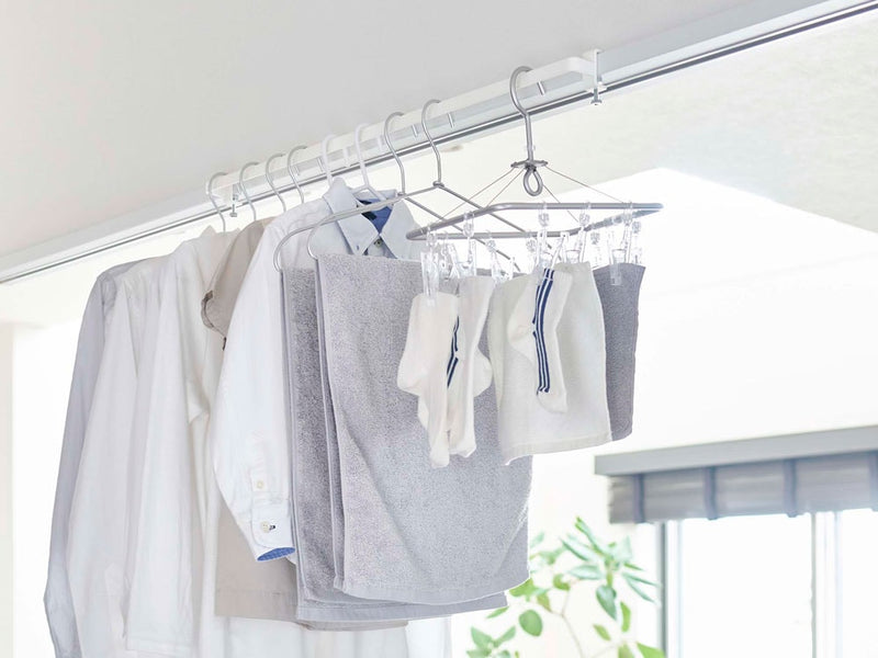 室内物干しハンガーバーに衣類が掛かっている