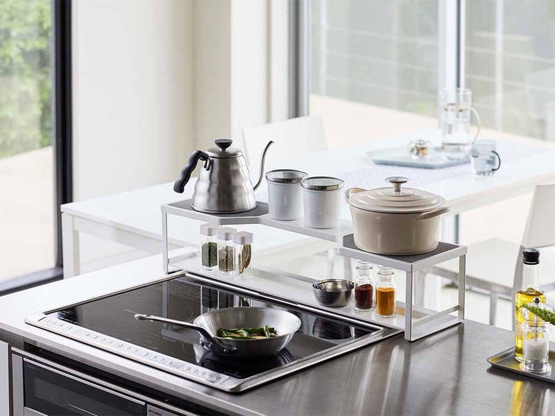 スチール製の排気口カバー付きコンロ奥ラック