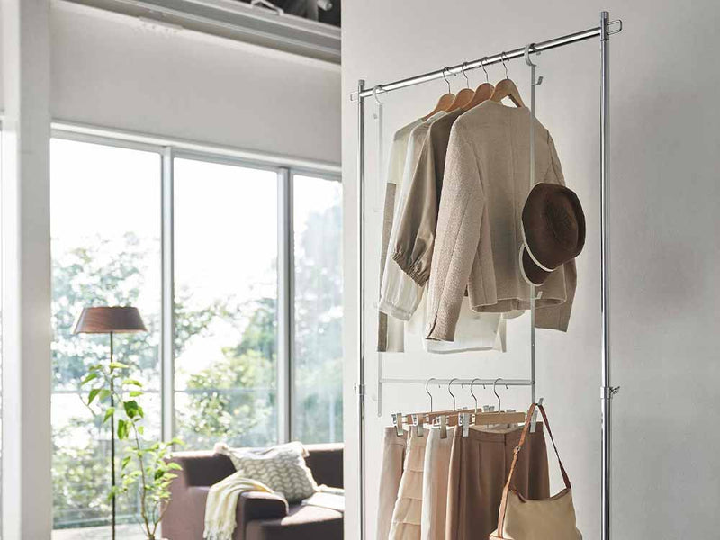 伸縮可能な2段ハンガーを備えたクローゼット内部