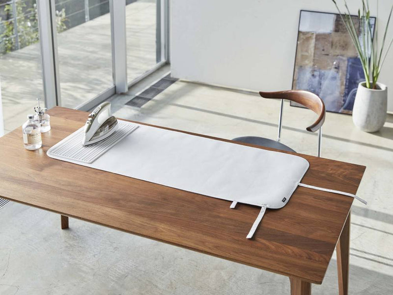 木製テーブル上のシリコーンアイロンマット