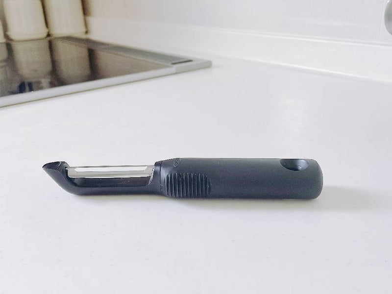 OXOのGood Gripsタテ型ピーラー。握りやすいプラスチックハンドルとステンレス製ブレードを備えた家庭用キッチンツール