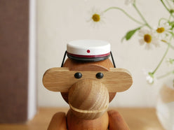 カイ ボイスン製スチューデントキャップの木製猿フィギュア、ベビー向け動物玩具