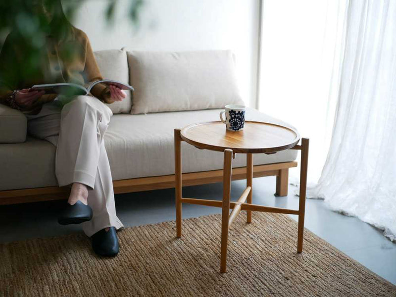 チーク材の折りたためるサイドテーブル