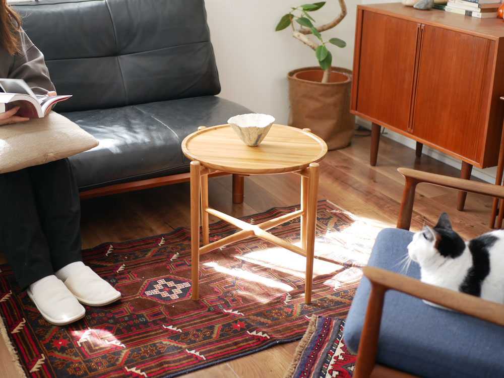 チーク材の折りたためるサイドテーブル