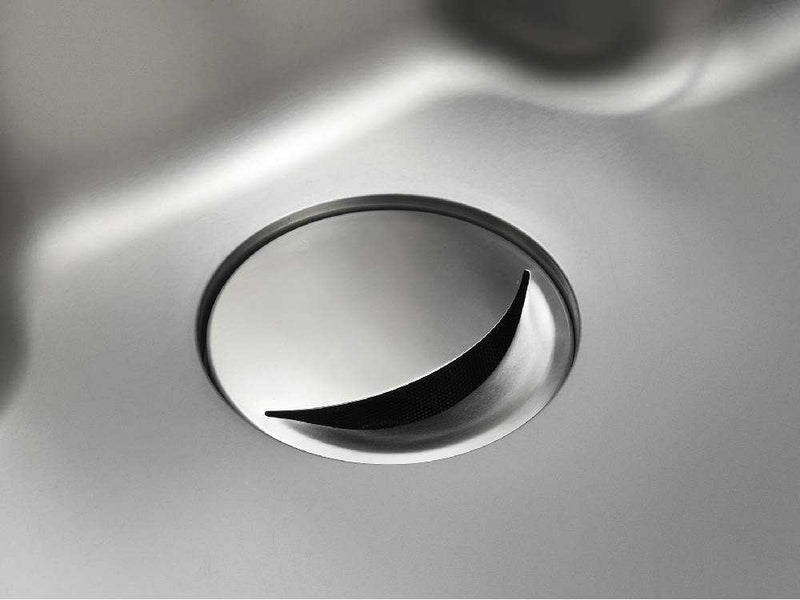 抗菌ステンレス排水口カバーがシンクに取り付けられている