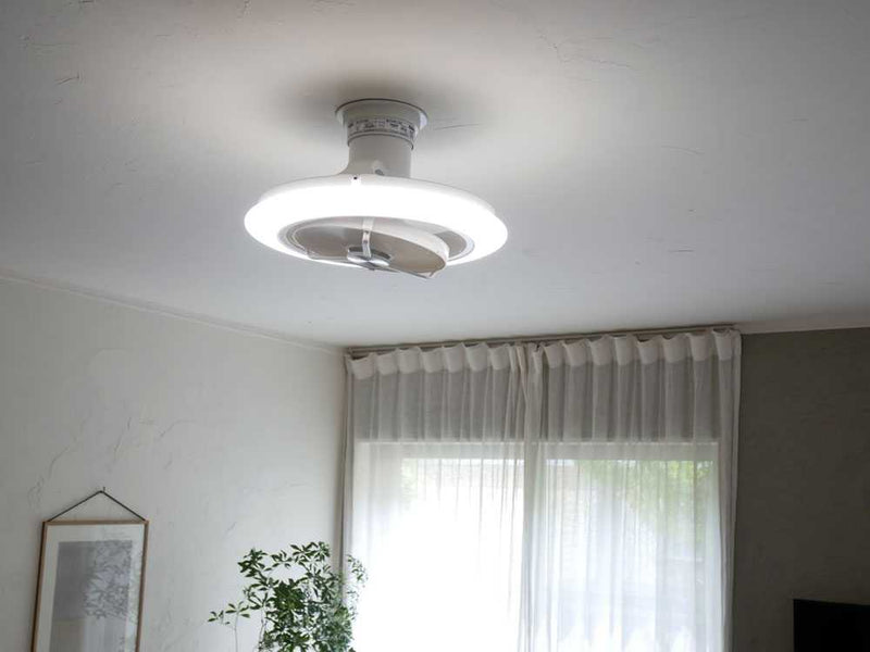 シルバー仕上げのデザイン天井照明