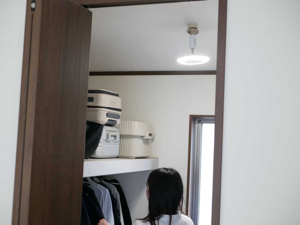 人感センサー付きサーキュライト照明が木棚上に設置された室内