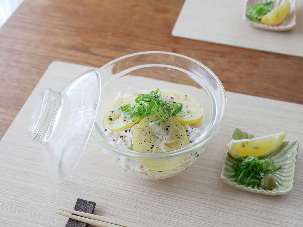 HARIOの耐熱ガラス丼鉢に新鮮な野菜が盛られています