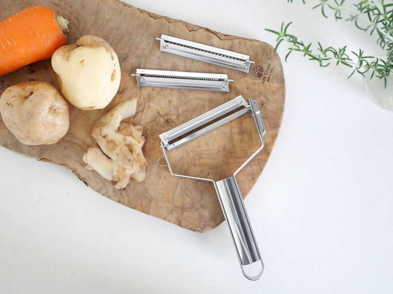 ワンタッチで替え刃交換!1本3役 ニュースピードピーラー 替え刃1枚付きセット / 細千切刃の仕様シーン1