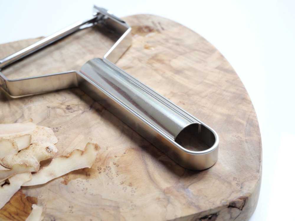 ワンタッチで替え刃交換!1本3役 ニュースピードピーラー 替え刃1枚付きセット / 太千切刃の仕様シーン8