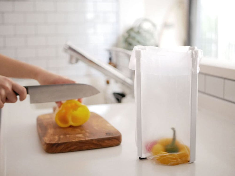 YAMAZAKIのタワー型ポリ袋エコホルダー。スチール製本体とシリコン樹脂キャップを備えたエコ収納用品。