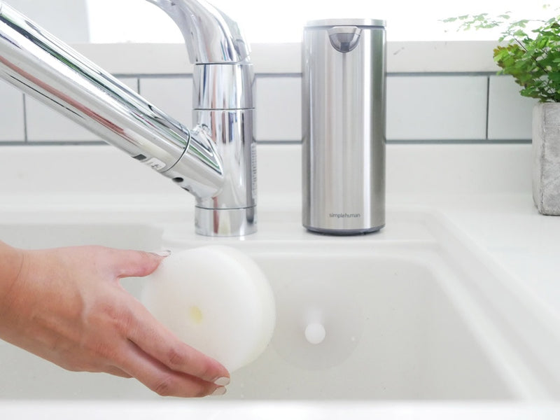 MARNAのPOCOキッチンスポンジがシンクに取り付けられている