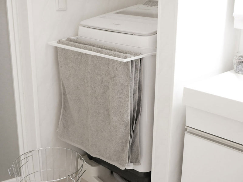 洗濯機に取り付けられたマグネット伸縮バスタオルハンガー