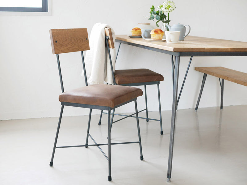 SIKAKU LUCY ダイニングチェア。クロカワ鉄製の脚とレザー張りの座面を持つシンプルでモダンなデザインの椅子