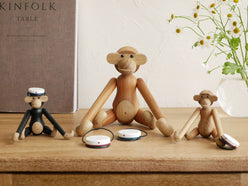 KAYボイセン製の木製モンキー。ミニブラックは黒色のステインドオーク材、ミニ・Sは茶色のチーク材とリンバ材で仕上げられた商品