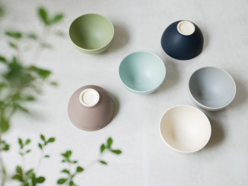 SAKUZANの手作り陶器「Sara ライスボウル」。幅115mm、奥行115mm、高さ64mmの自然な土色と風合いが特徴の茶色いご飯碗