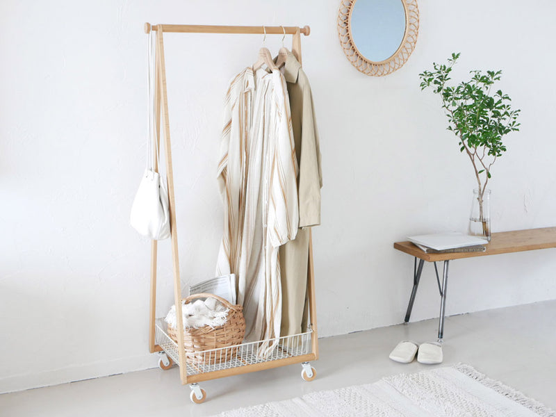 マッシュ製リヴ コートハンガー、天然木フレームとスチールカゴ