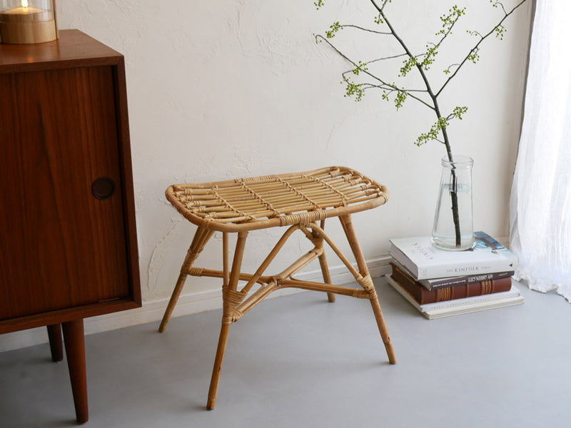 ラタン編みのナチュラルレクトスツール