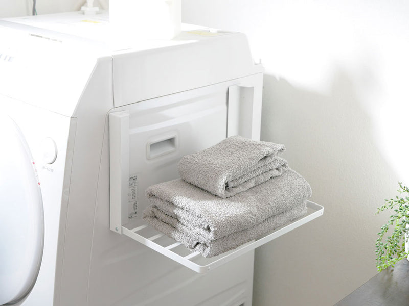 洗濯機横に取り付けられたタワーの折り畳みマグネット棚