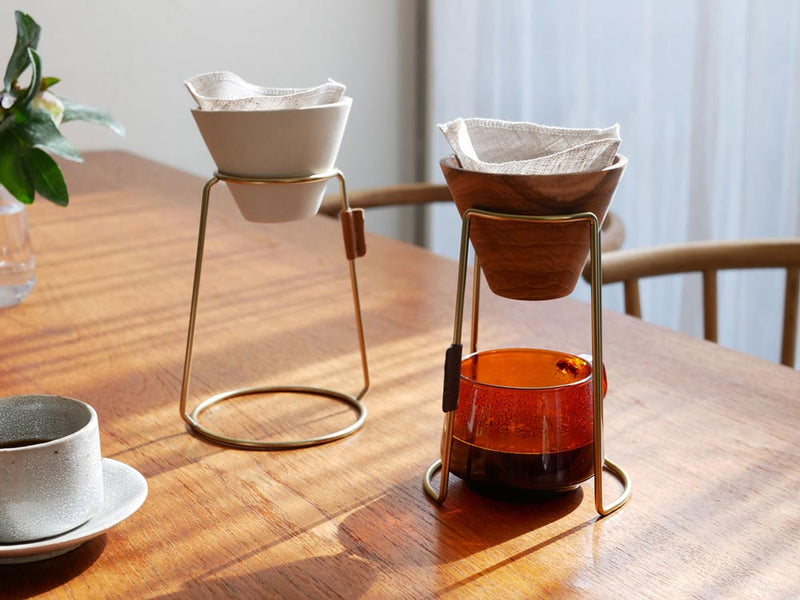 サラサデザインのチークとストーンウェア素材を使用したb2cコーヒードリッパー
