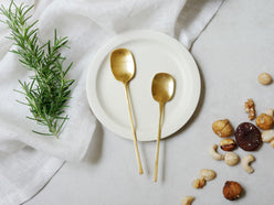 Horn Pleaseブランドの真鍮製ミールスプーン。Lサイズ(幅3.2cm×長さ16cm)とSサイズ(幅2.7cm×長さ13cm)が並べられている。インド製