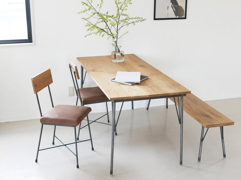 SIKAKU四角商店のオーク材ダイニングテーブル。天然木のパイン天板とクリアラッカー塗装の鉄脚を備えた150cm幅のモダンなデザイン。