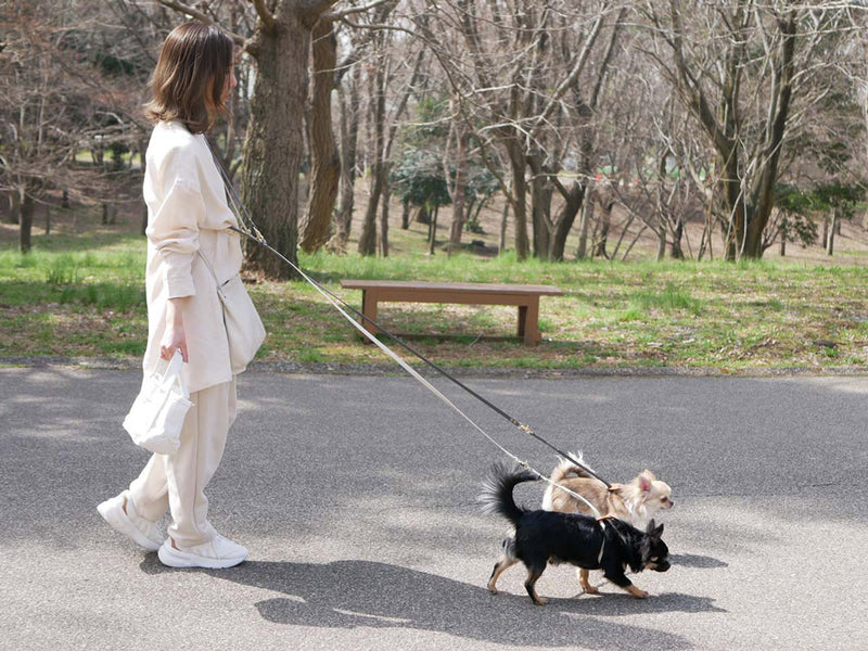 Horn Please MADEのヴィーガンレザー製ドッグハーネス。小型犬用サイズ約30×40cmで、自然な色合いと独特の質感が特徴です。