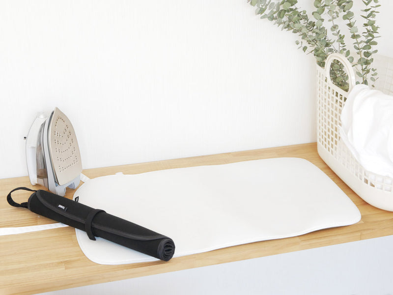 YAMAZAKIのくるくるアイロンマット。綿100%の掛け面とポリウレタンフォーム裏面を使用し、72cm×40cmサイズでコンパクトに収納可能な軽量アイロン用マット。