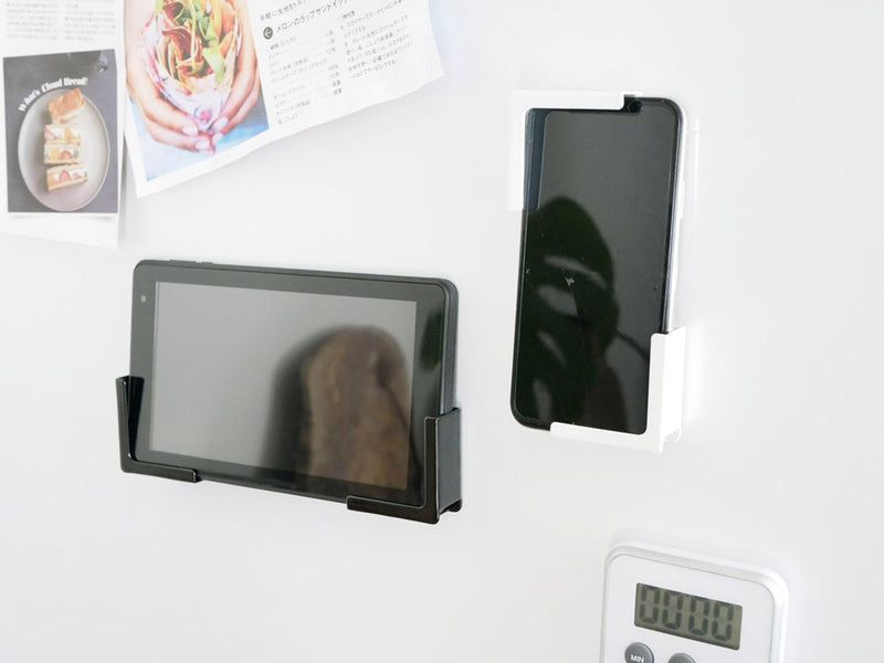 マグネットでスマホを固定するタワー型ホルダー